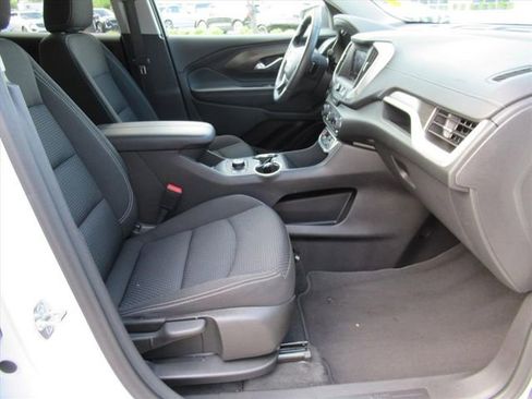 Used 2024 GMC Terrain SLE w/ Driver Convenience Package FWD image 9
