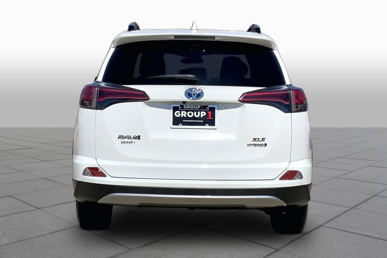 Used 2017 Toyota RAV4 XLE AWD/4WD image 5