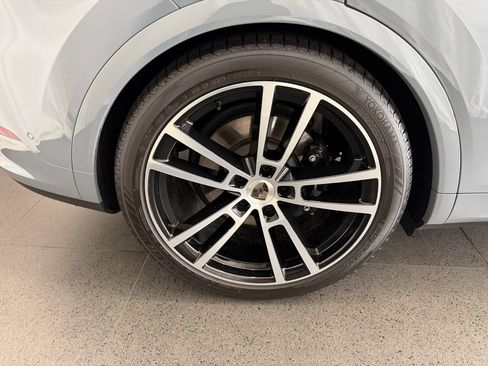 Certified 2025 Porsche Cayenne Turbo AWD/4WD image 12