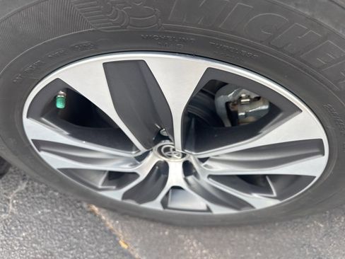 Used 2021 Toyota Highlander XLE image 5