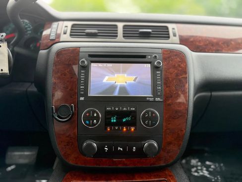 Used 2014 Chevrolet Suburban LTZ AWD/4WD image 23