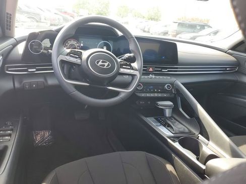 Certified 2025 Hyundai Elantra SEL FWD image 8