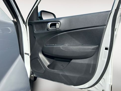 Used 2025 Hyundai Venue SEL FWD image 25