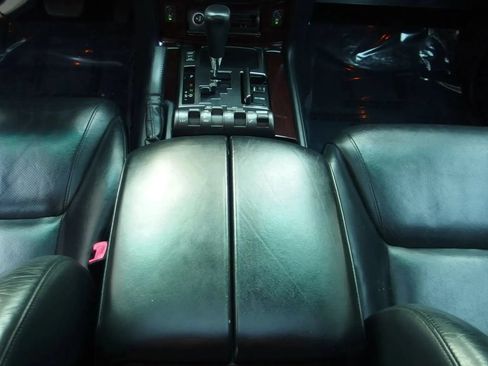 Used 2011 Lexus LX 570 4WD w/ Luxury Pkg image 48