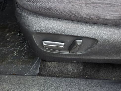 Used 2022 Toyota Highlander LE AWD/4WD image 11