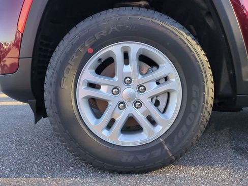 New 2025 Jeep Grand Cherokee Laredo w/ Luxury Tech Group I RWD image 14