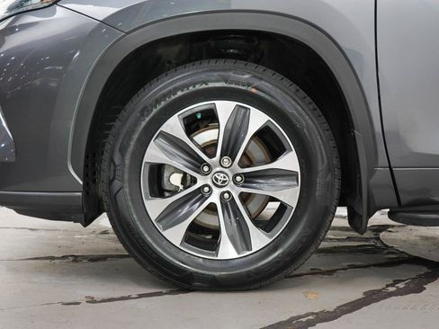 Used 2024 Toyota Highlander XLE AWD/4WD image 28