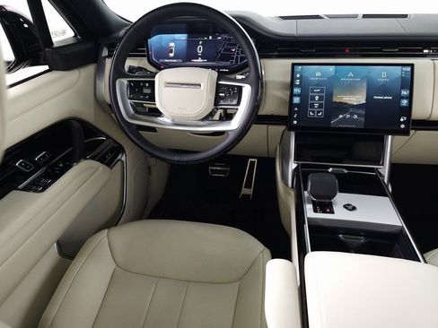 Used 2025 Land Rover Range Rover SE image 18