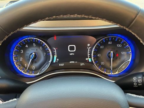 Used 2024 Chrysler Pacifica Touring-L image 20