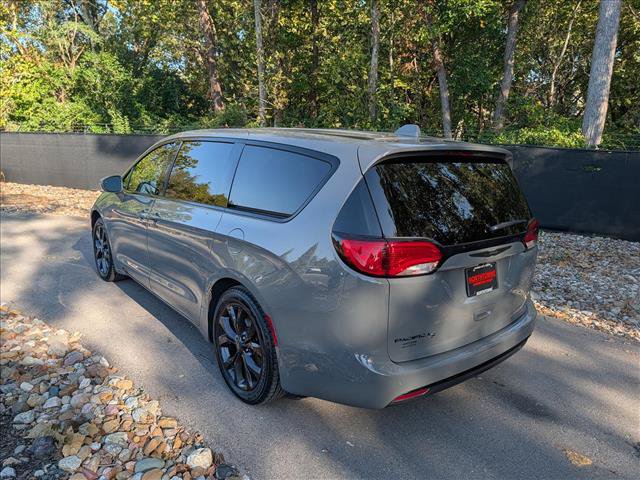 Used 2020 Chrysler Pacifica Touring w/ S Appearance Package FWD image 3