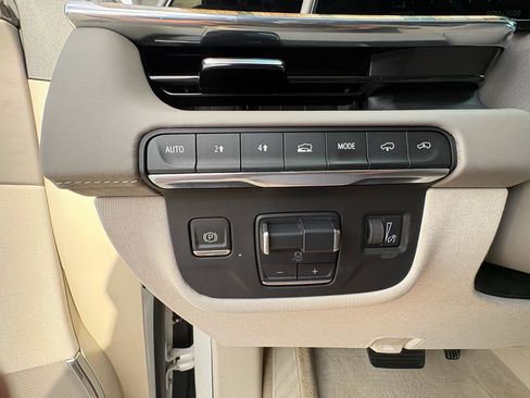 Used 2021 Cadillac Escalade ESV Premium Luxury Platinum AWD/4WD image 21