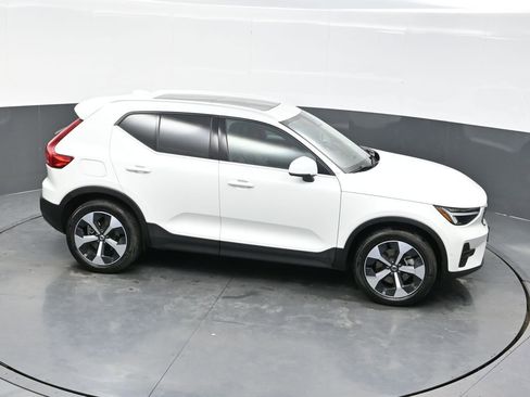 Used 2025 Volvo XC40 B5 Plus AWD/4WD image 37