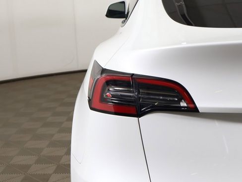 Used 2022 Tesla Model Y Long Range image 16