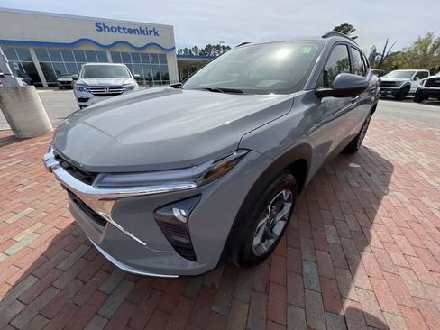 Used 2025 Chevrolet Trax LT w/ Driver Confidence Package FWD image 25