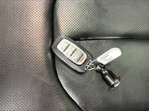 Used 2025 Chrysler Pacifica Limited FWD image 32