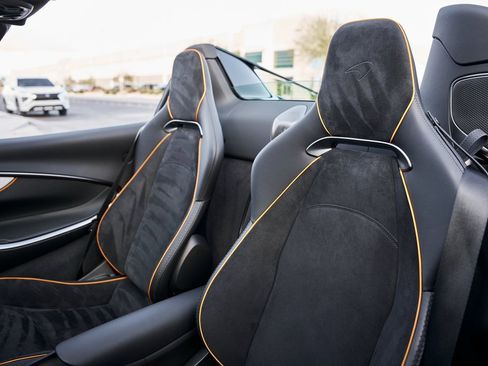 Used 2025 McLaren Artura Spider image 39