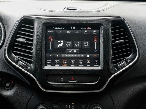 Used 2019 Jeep Cherokee Limited image 12