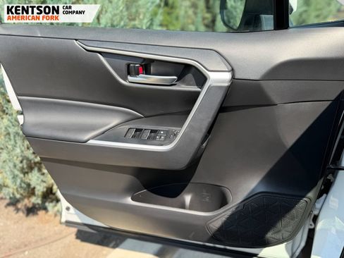 Used 2025 Toyota RAV4 XLE AWD/4WD image 16