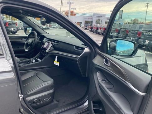 New 2025 Jeep Grand Cherokee Limited w/ Luxury Tech Group II image 29