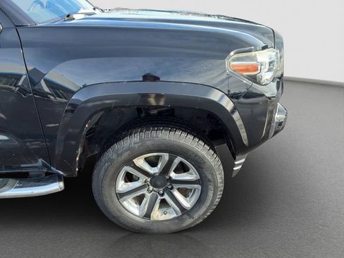 Used 2017 Toyota Tacoma Limited w/ Tow Package AWD/4WD image 11