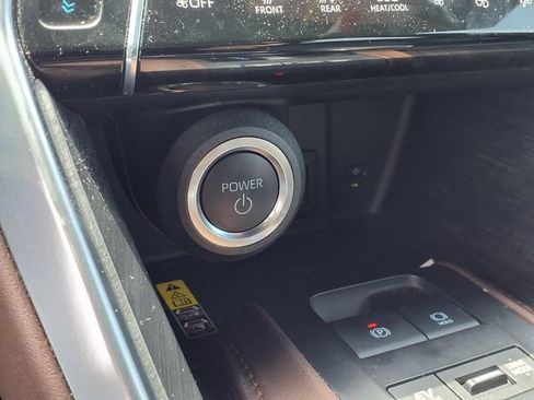 Used 2024 Toyota Venza XLE AWD/4WD image 15