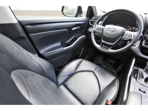 Used 2023 Toyota Highlander XLE FWD image 11