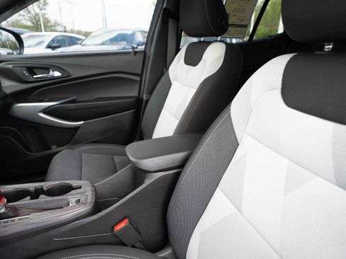 Used 2025 Chevrolet Trax RS w/ Sunroof Package FWD image 10