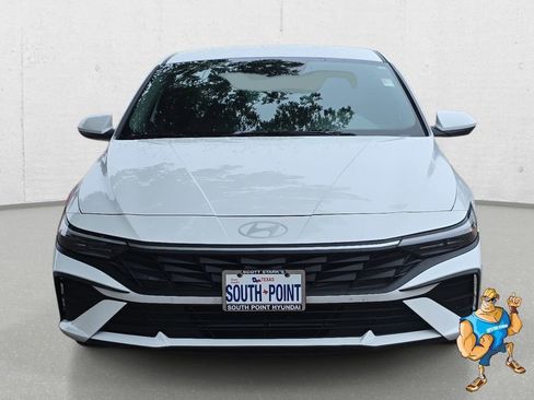Certified 2024 Hyundai Elantra SE FWD image 2