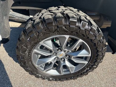 Used 2025 Chevrolet Silverado 1500 LT AWD/4WD image 15