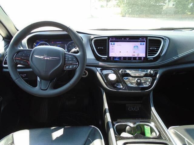 Used 2025 Chrysler Pacifica Limited FWD image 23