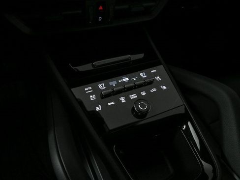 Used 2025 Porsche Cayenne image 21