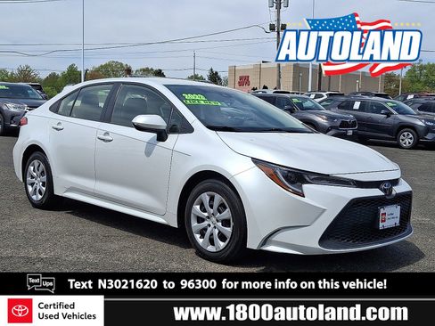 Certified 2022 Toyota Corolla LE image 1