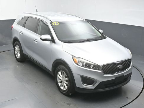 Used 2016 Kia Sorento LX image 41