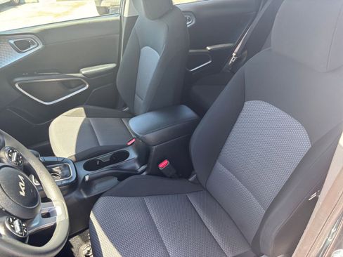 Used 2025 Kia Soul LX w/ LX Technology Package FWD image 34
