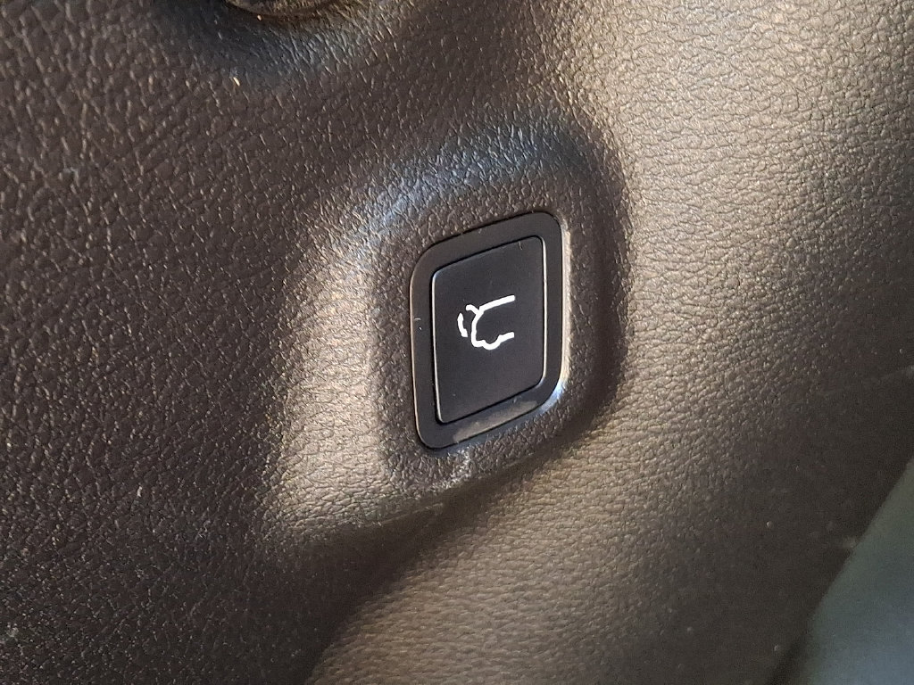 Used 2023 Jeep Compass Latitude w/ Sun and Sound Group AWD/4WD image 32