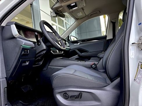 Used 2025 Volkswagen Tiguan SE image 12