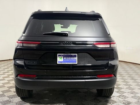 Used 2025 Jeep Grand Cherokee Altitude AWD/4WD image 5