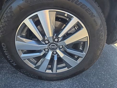 Used 2025 Nissan Pathfinder SL AWD/4WD image 39