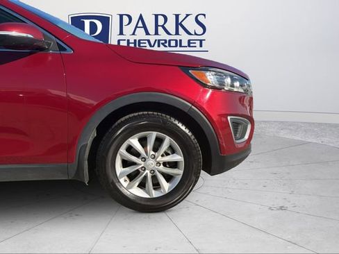 Used 2017 Kia Sorento LX w/ LX Convenience Package image 29