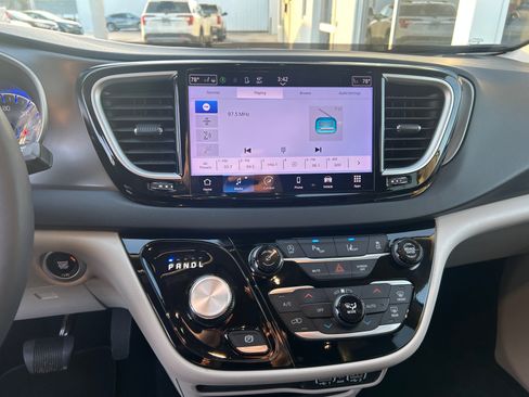 Used 2024 Chrysler Pacifica Touring-L image 21