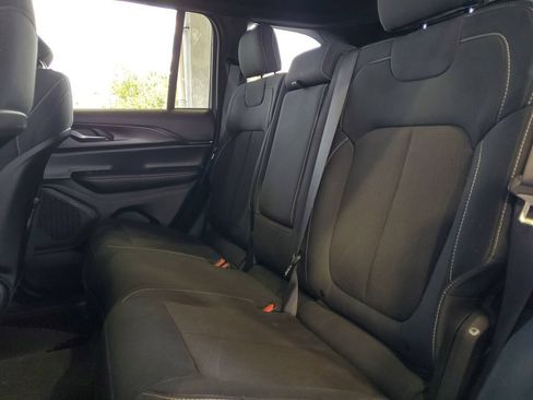 Used 2024 Jeep Grand Cherokee Laredo AWD/4WD image 8