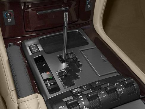 Used 2013 Lexus LX 570 4WD w/ Luxury Pkg w/Pre-crash image 10