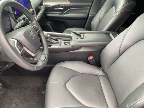 Used 2024 Toyota Grand Highlander XLE image 11