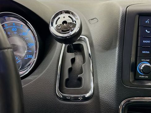 Used 2016 Chrysler Town & Country Touring w/ Driver Convenience Group image 17