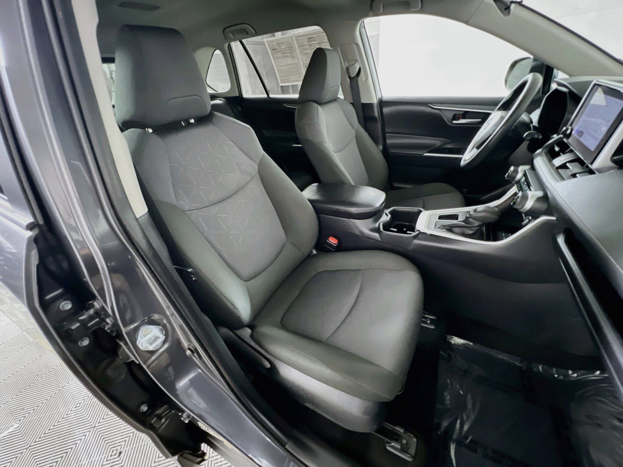 Used 2025 Toyota RAV4 XLE FWD image 31