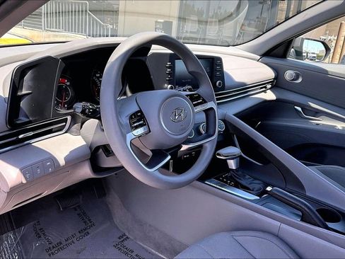 Certified 2023 Hyundai Elantra SE FWD image 9