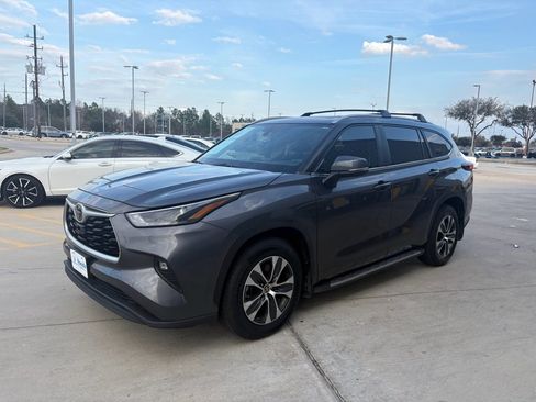 Used 2023 Toyota Highlander XLE image 3