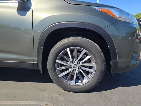 Used 2019 Toyota Highlander XLE w/ Carpet Mat Package (TMS) AWD/4WD image 9