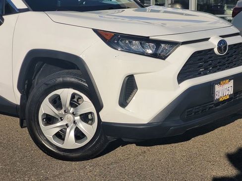 Used 2021 Toyota RAV4 LE image 9