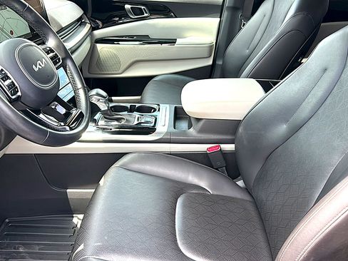 Used 2023 Kia Carnival EX FWD image 13